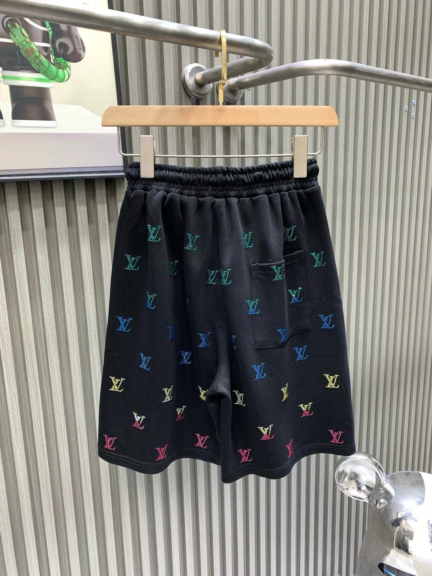 🅿️230 🀄️ Louis Vuitton, original product from the official website 🔥 2V simple and fashionable summer shorts and casual pants, with full diamond design, very comfortable to wear, low-key yet luxurious. It is very classy to wear, and the style and tailoring of the pants need not be said. The upper body is exquisite and vivid. Really first-class top quality materials. Really palace-class casual pants and elastic pants, made of Turkish cotton. Produces the most famous denim fabric of outstanding quality. After heavy washing, the pants are very soft! The straight-leg version is not picky, the upper body is absolutely stylish, and the waistband design is extremely luxurious.